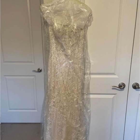 Beautiful size 8 wedding dress (ivory) worn in July, dry-cleaned. - Picture 2 of 4